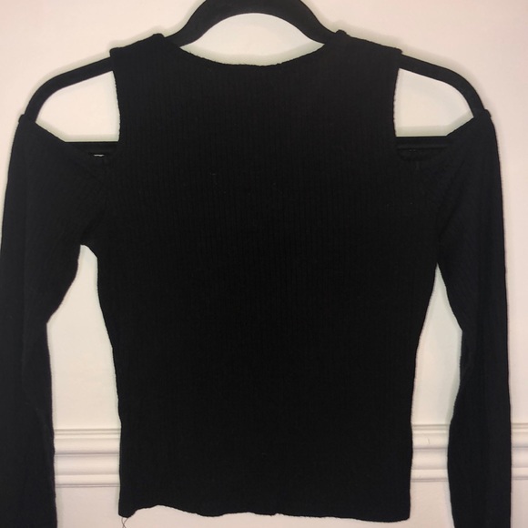 Black long sleeve with shoulder cutouts - Picture 3 of 4